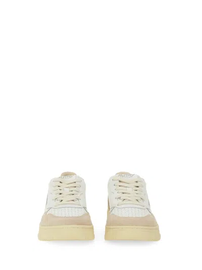 Autry "medalist Low" Sneaker In White