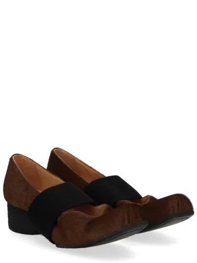 Uma Wang Elasticated-strap Pumps In Brown