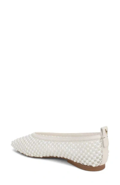 27 Edit Naturalizer Carla Flat In White