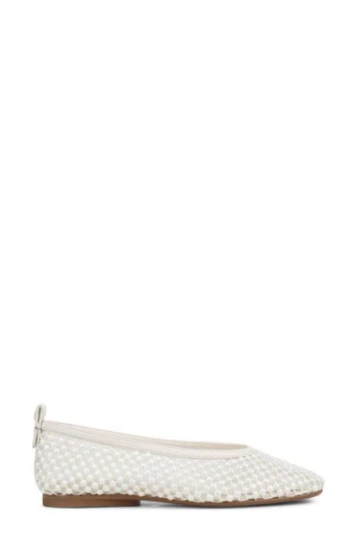 27 Edit Naturalizer Carla Flat In White