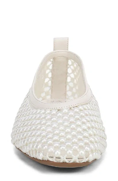 27 Edit Naturalizer Carla Flat In White