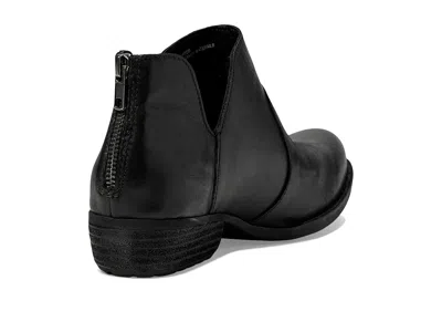 Born Kerri In Black