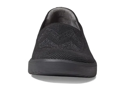 Bzees March On Moc In Black