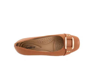 Trotters Extra Wide Width Sizzle Flat In Brown