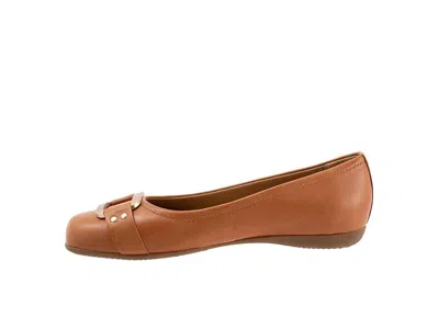 Trotters Extra Wide Width Sizzle Flat In Brown