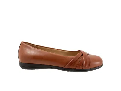 Trotters Daphne Flat In Brown
