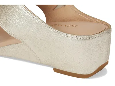 Donald Pliner Vesna Toe Loop Wedge Sandal In Platino