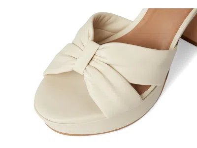 Bernardo Veronika In White