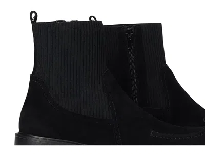 Vaneli Nalda In Black