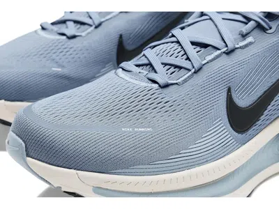 Nike Vomero 18 Running Shoe