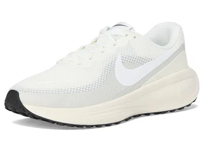 Nike Revolution 8 In White