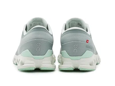 On Cloud X 4 In Gray