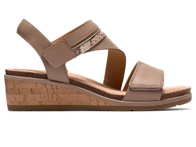Clarks Kacha Wave Wedge Sandal In Brown