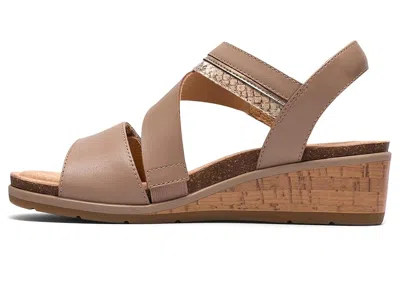 Clarks Kacha Wave Wedge Sandal In Brown