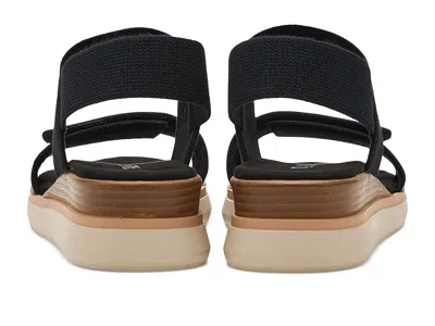Vaneli Huda In Black
