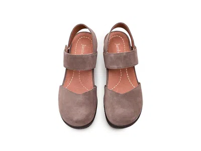 Jambu Nia In Brown