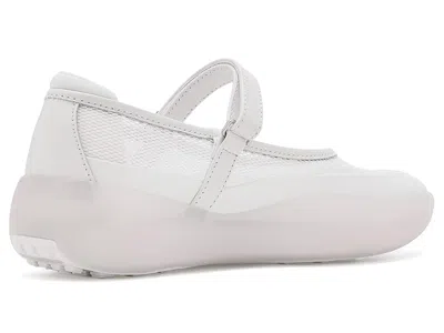 Hunter Mire In White