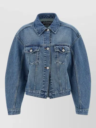 Jacquemus Classic Cotton Denim Jacket With Tailored Hem And Chest Pockets In Blue