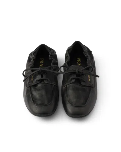 Prada Antikleder-bootsschuhe In Black