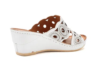 Spring Step Labarnas In White