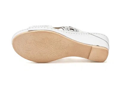 Spring Step Labarnas In White