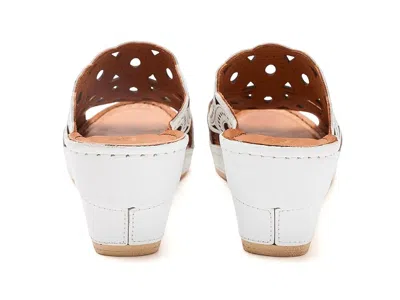Spring Step Labarnas In White