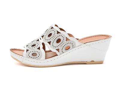 Spring Step Labarnas In White