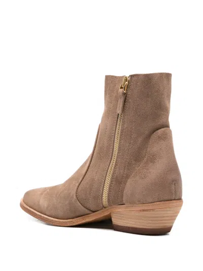 Julie Dee Pointed Boots In Brown