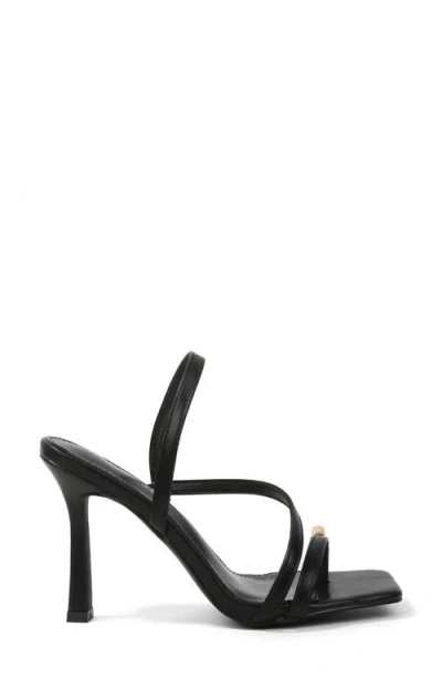 Berness Hildegarde Toe Loop Sandal In Black