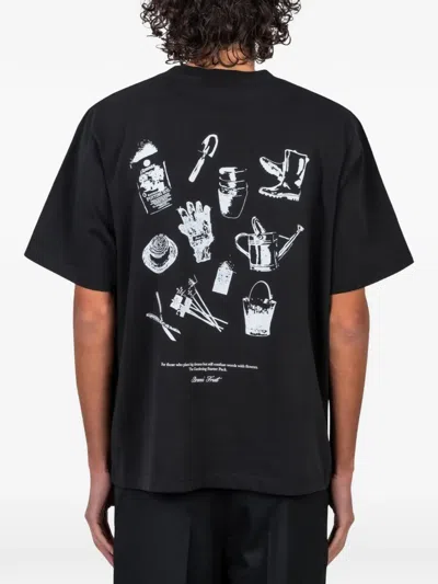 Bram's Fruit 가드닝 글로브 그래픽 티셔츠 In Black