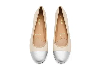 Trotters Clara Cap Toe Flat In Neutral