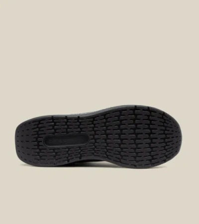 While On Earth™ Move Trainer In Black