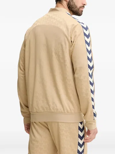 Hummel 패턴 스트라이프 디테일 재킷 In Neutral