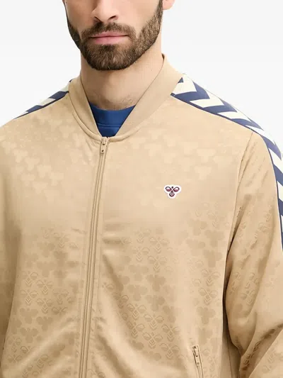 Hummel 패턴 스트라이프 디테일 재킷 In Neutral