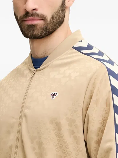 Hummel 패턴 스트라이프 디테일 재킷 In Neutral