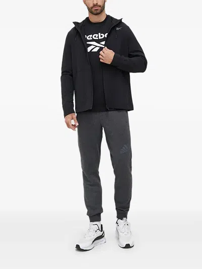 Reebok 로고 크루 넥 스웨트셔츠 In Black