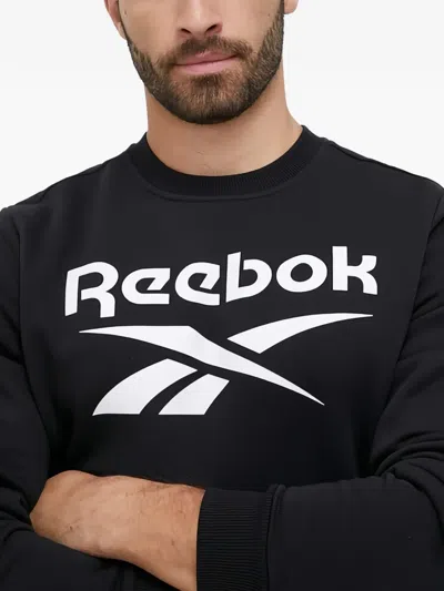 Reebok 로고 크루 넥 스웨트셔츠 In Black