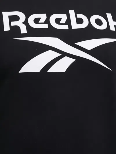Reebok 로고 크루 넥 스웨트셔츠 In Black