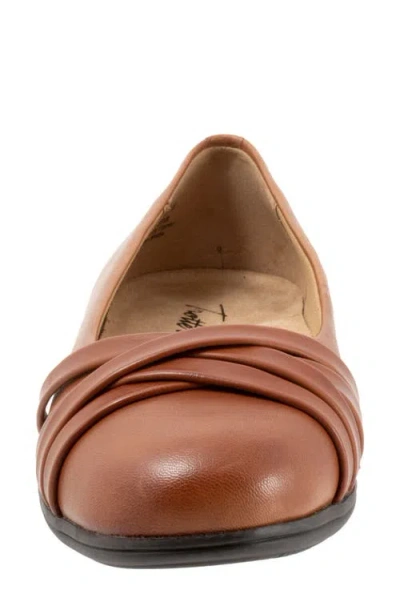 Trotters Daphne Flat In Brown