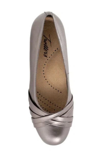 Trotters Daphne Flat In Gray