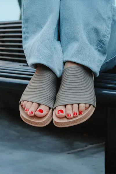 Message Shaw Slide In Brown