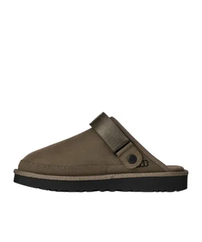 Ugg Sandals Goldencoast Ii The Man In The Gray Shorts In Brown