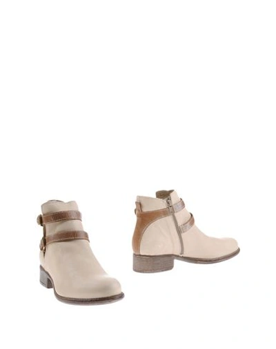 Manas Ankle Boots In Ivory