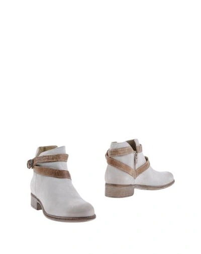 Manas Ankle Boots In Beige