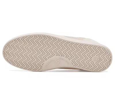 Victoria Berlin In White