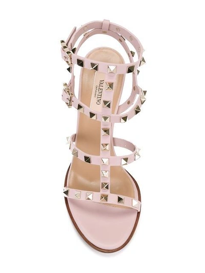 Shop Valentino Sandalen Mit Nietenverzierung - Rosa In Pink