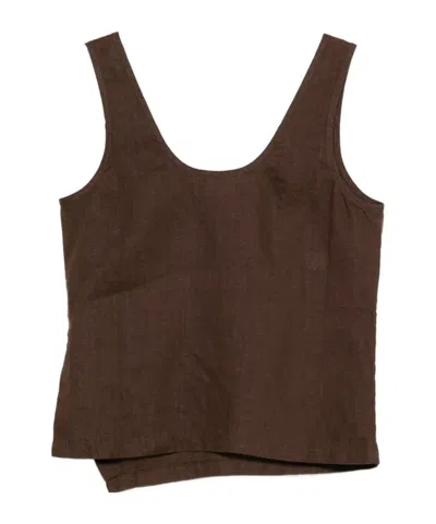 Closed Split Tank Top In Brown