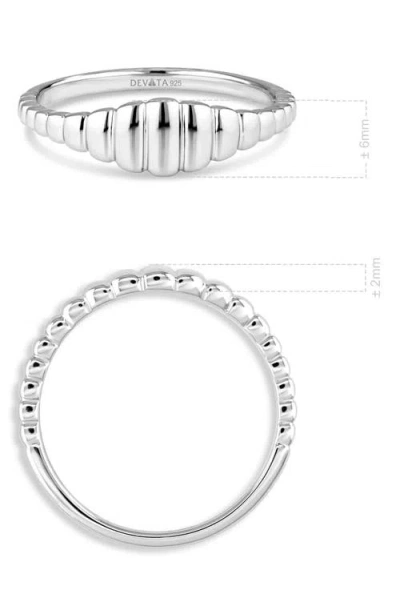Devata Ribbed Band Ring In Silver