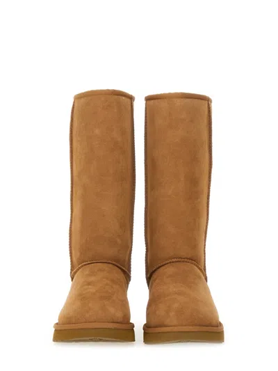 Ugg Classic Short Beige Boots With Logo Patch On The Rear And Shearling Lining In Suede Woman