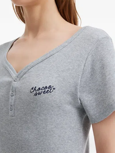 Chocoolate Button V-neck T-shirt In Gray